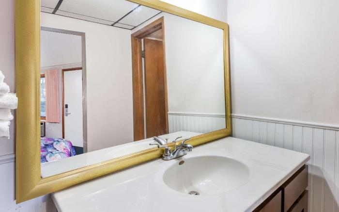 Knights Inn - Mackinaw City, MI
