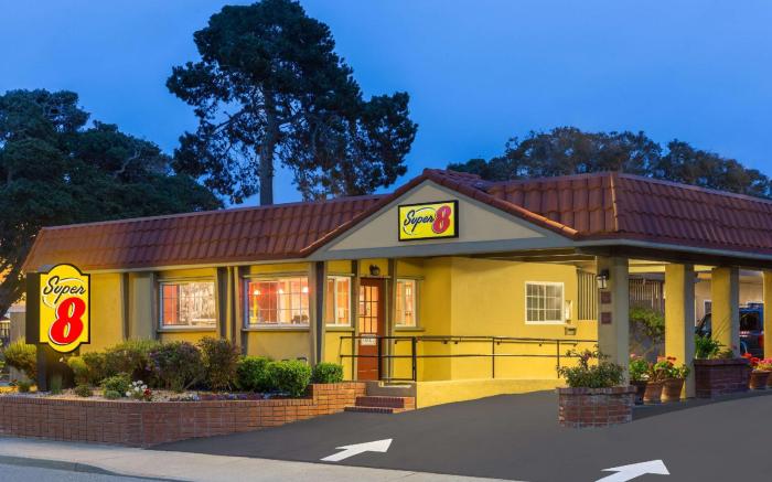 Super 8 By Wyndham Monterey