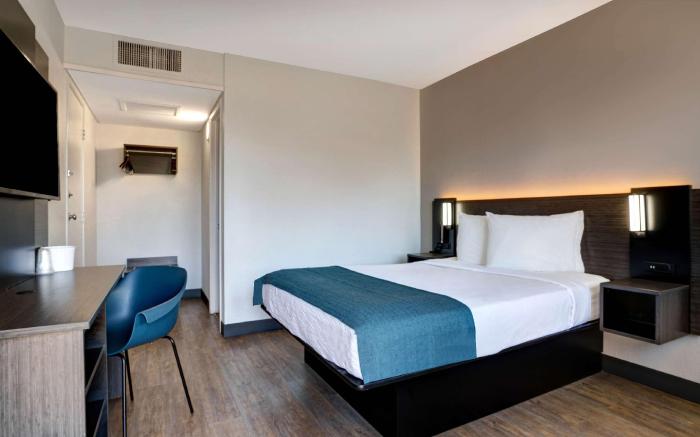 Motel 6 Bakersfield, CA - South