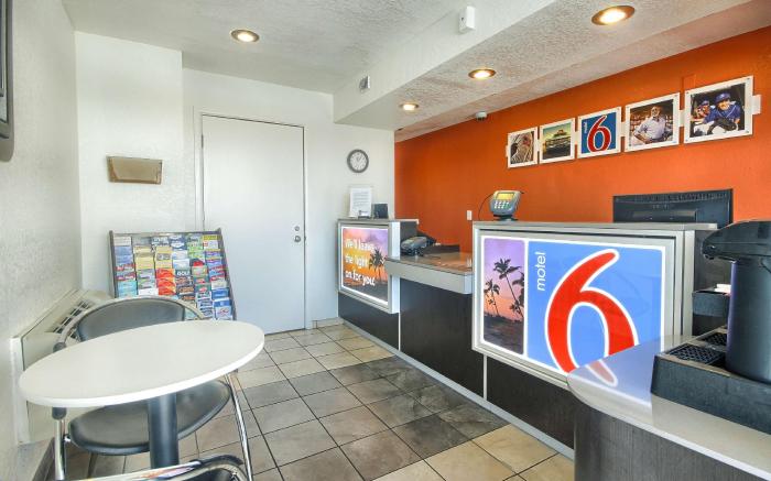 Motel 6 Fresno, CA - Blackstone North