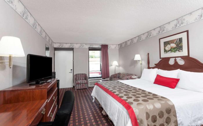 Travelodge by Wyndham Clarksville