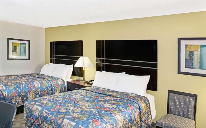 Howard Johnson by Wyndham Houston Heights/Downtown