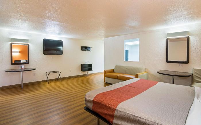 Motel 6 Tampa, FL - Fairgrounds