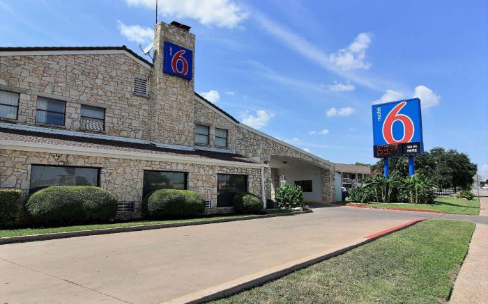 Motel6 Austin, TX - Central Downtown UT