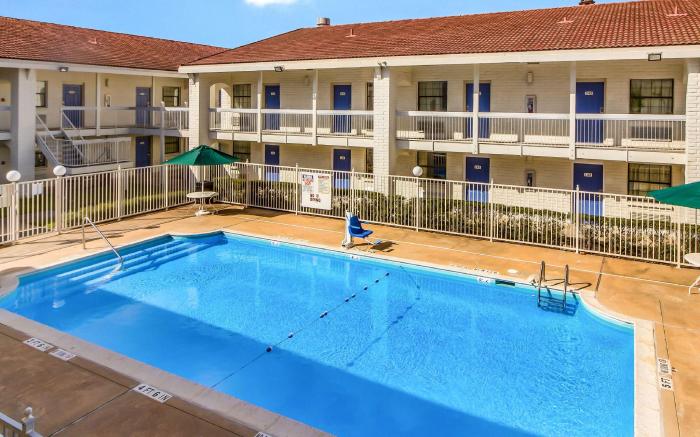 Motel 6 Baytown, TX - Garth Rd