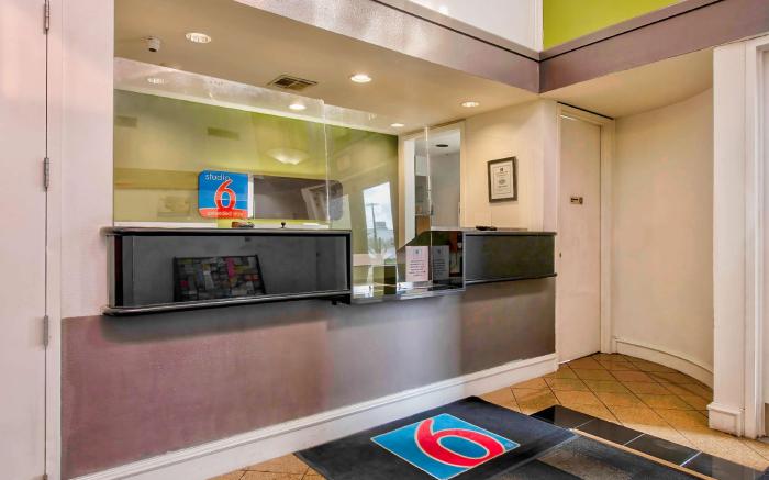 Studio 6  San Antonio, TX - Airport
