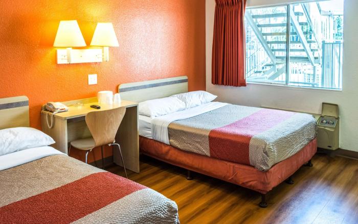 Motel 6 Bakersfield, CA - Convention Center