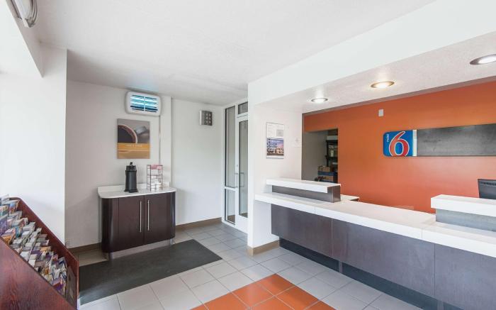 Motel 6 Overland Park, KS