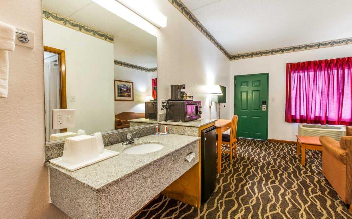 Econo Lodge Inn & Suites