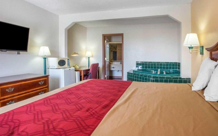 Econo Lodge  Inn & Suites