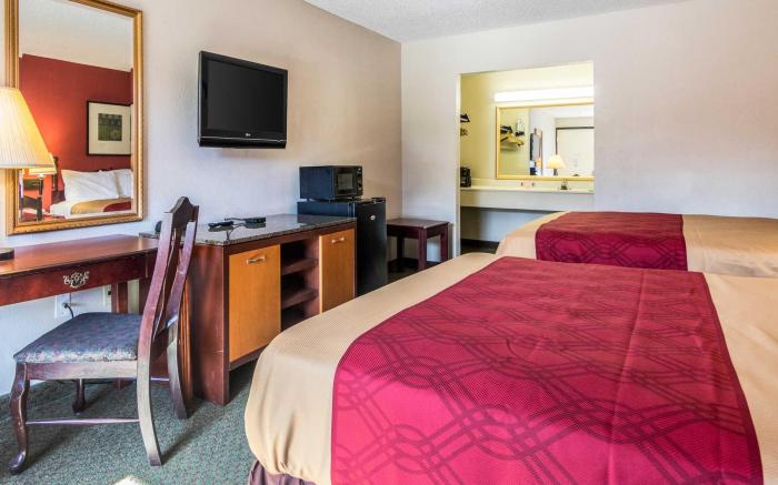 Econo Lodge Inn & Suites Conference Center