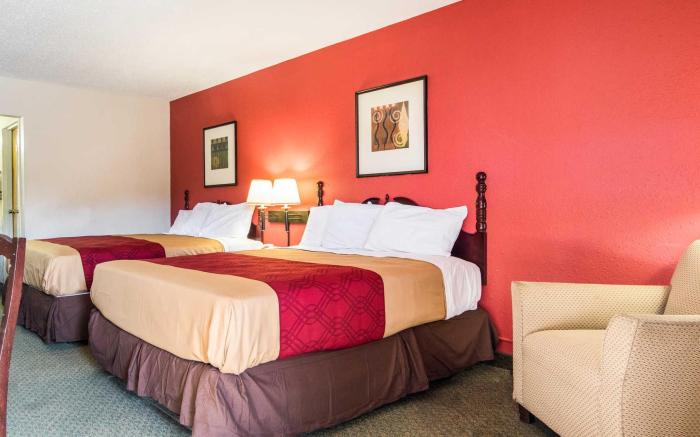 Econo Lodge Inn & Suites Conference Center