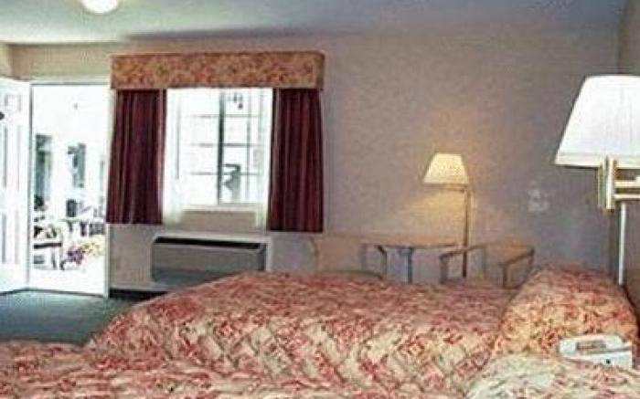 Court Plaza Inn & Suites of Mackinaw