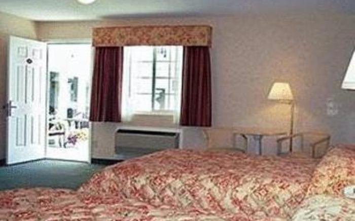 Court Plaza Inn & Suites of Mackinaw