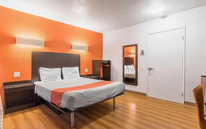 Motel 6 Bakersfield, CA - Central