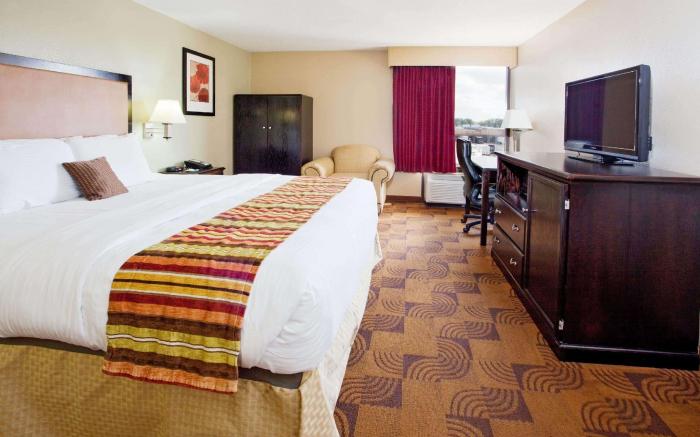 La Quinta Inn & Suites by Wyndham Memphis Airport Graceland
