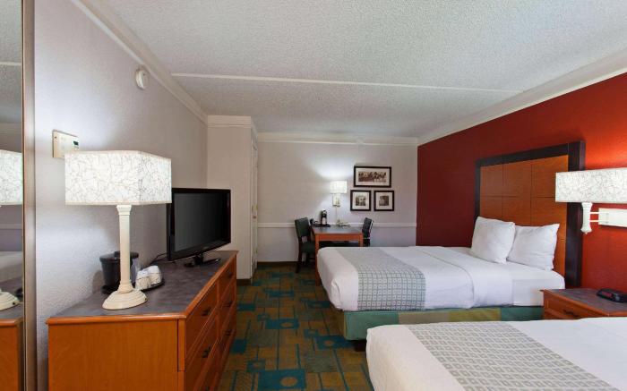 La Quinta Inn by Wyndham Costa Mesa / Newport Beach