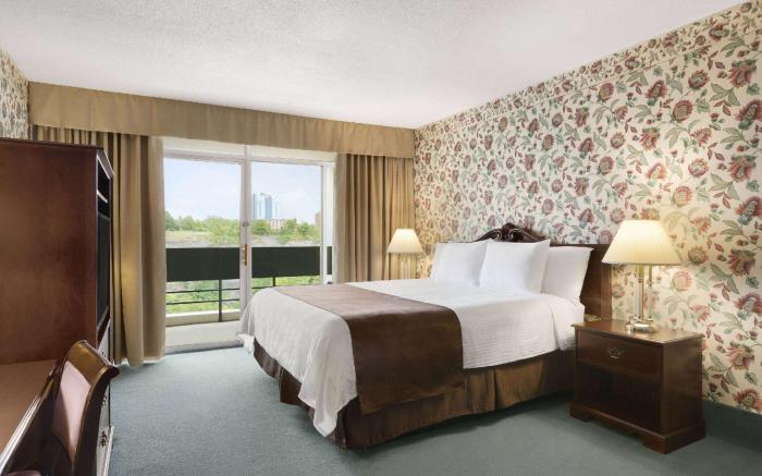 Travelodge by Wyndham Niagara Falls Fallsview