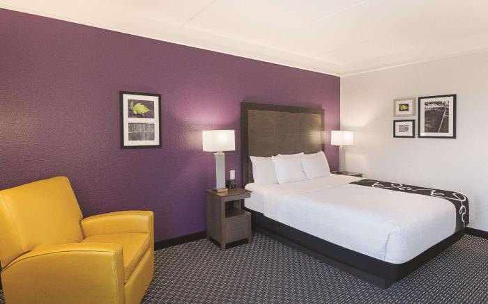 La Quinta Inn & Suites by Wyndham Arlington North 6 Flags Dr