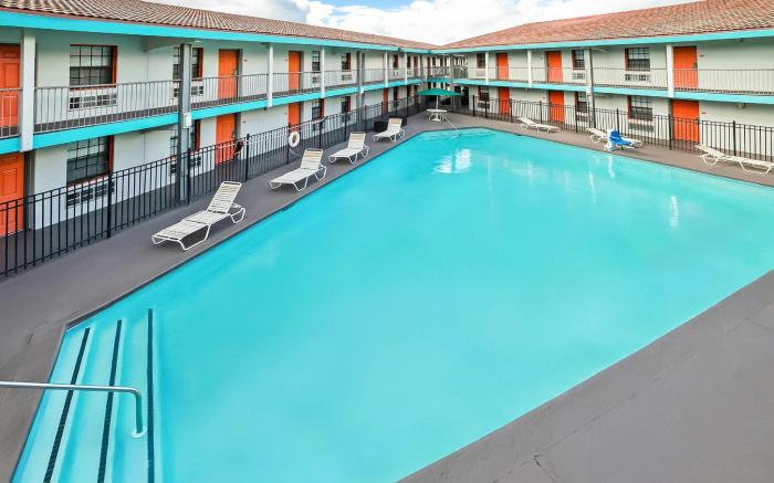 Howard Johnson by Wyndham Columbus Fort Moore