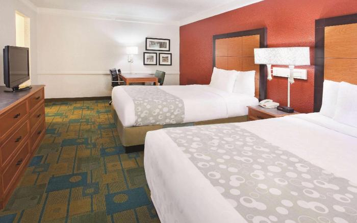 Howard Johnson by Wyndham Columbus Fort Moore
