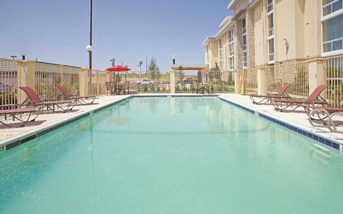La Quinta Inn & Suites by Wyndham Dallas I-35 Walnut Hill Ln
