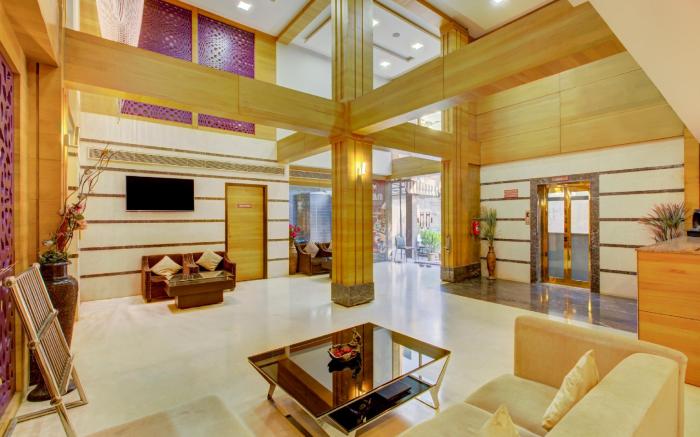 Super Townhouse Oak JVH hotel (Next to Mysore Road Metro Station)