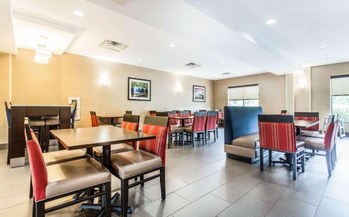 Comfort Suites Clinton near Presbyterian College