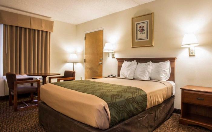 Econo Lodge Inn & Suites