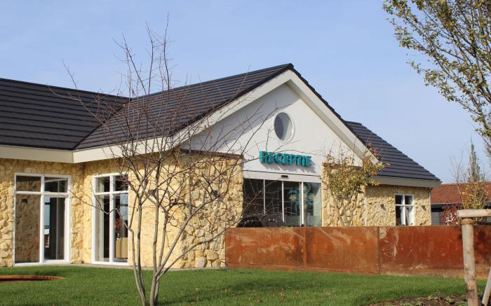 Cozy Garden Home w Fireplace