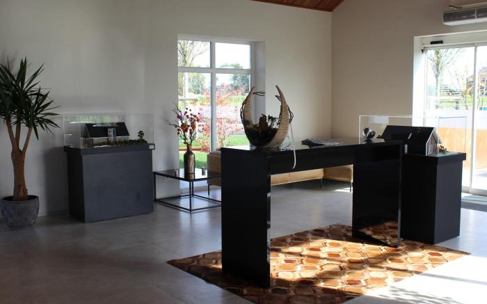 Cozy Garden Home w Fireplace