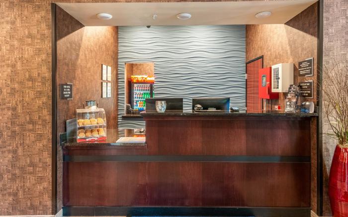 Cobblestone Hotel & Suites - Neenah