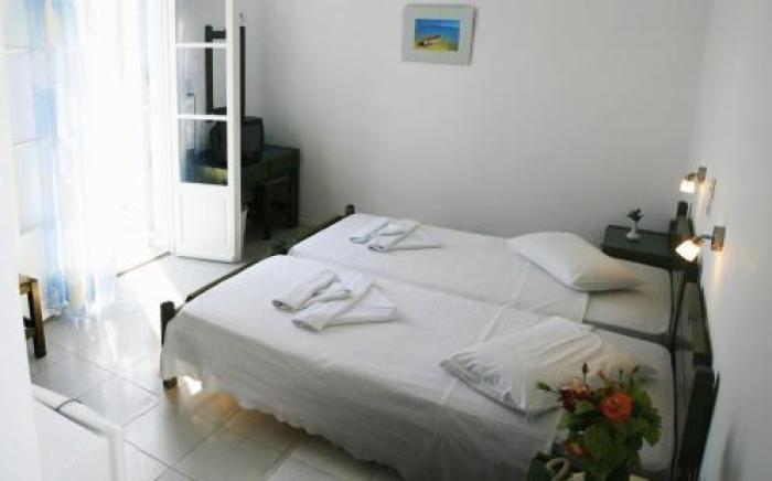 Akrotiri Hotel