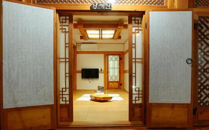 Jeonju Hanok Maeul Hanok Gotek Bugyeongdang