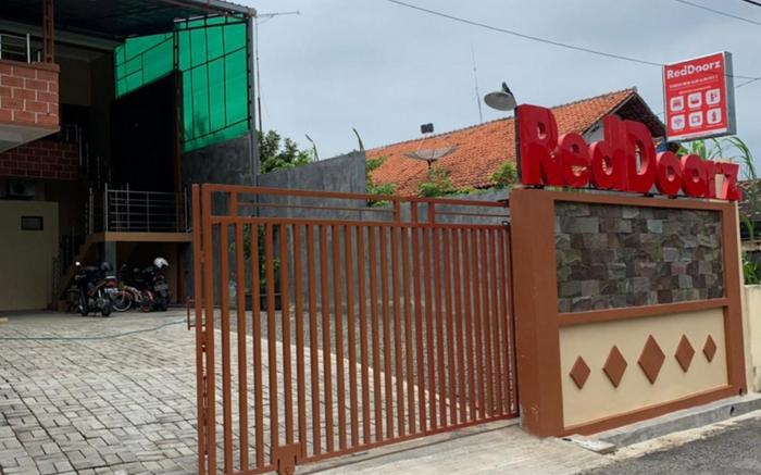 RedDoorz Syariah near Kawasan Simpang Lima Pati