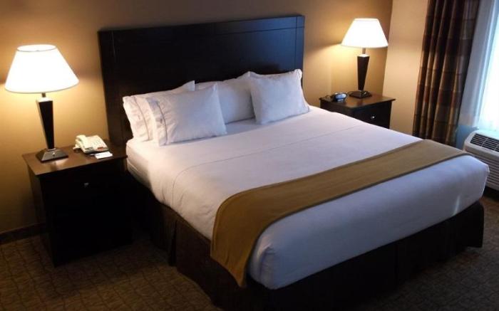Holiday Inn Express & Suites Fairmont By IHG