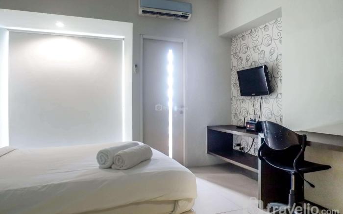 Classic Modern Studio Room Apartment at The Square Surabaya By Travelio