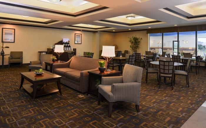 Holiday Inn Express & Suites Fairmont By IHG