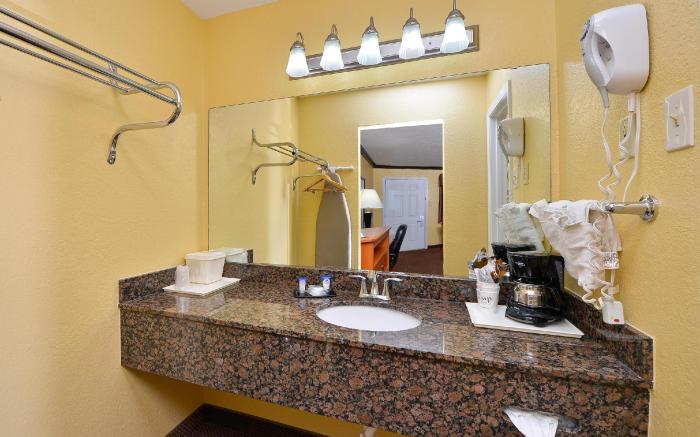 Xecutive Inn and Suites