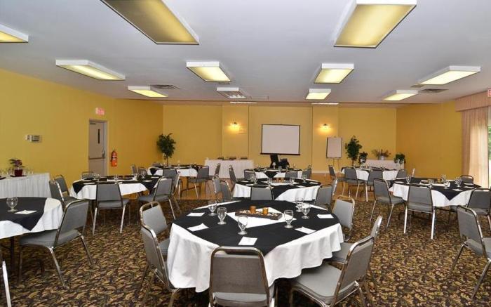 Days Inn & Conference Centre by Wyndham Renfrew