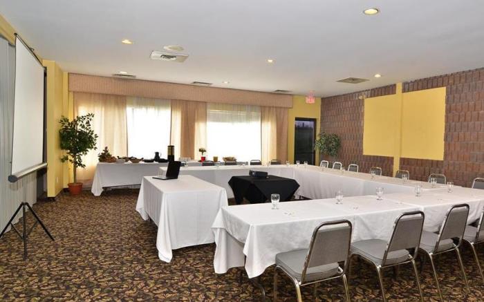 Days Inn & Conference Centre by Wyndham Renfrew