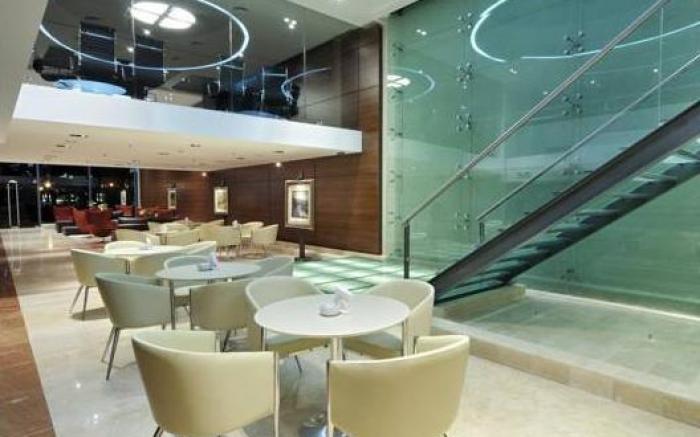 Howard Johnson La Canada Hotel & Suites