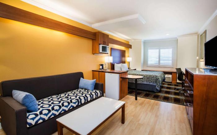 Days Inn & Suites by Wyndham Antioch