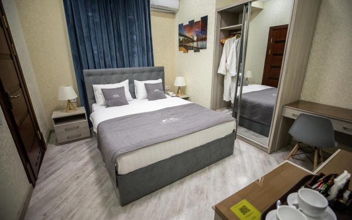 Leader hotel