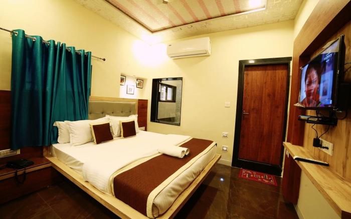 EMINENCE - PALM RESIDENCY (1 KM from Nakkie Lake)