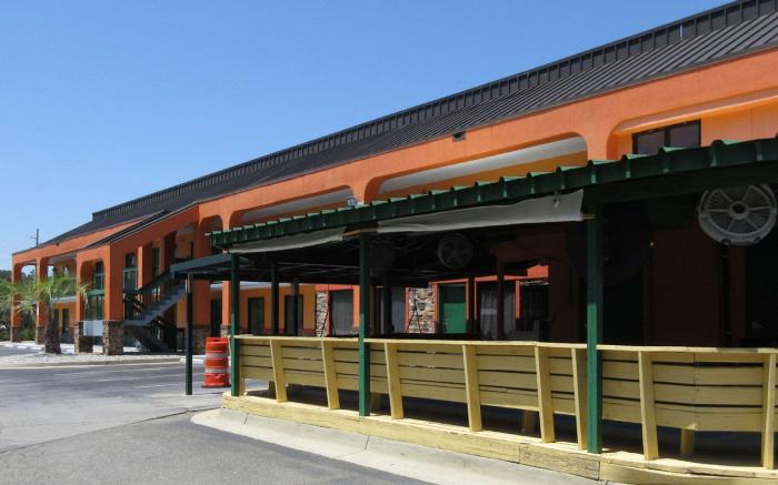 Econo Lodge Inn & Suites