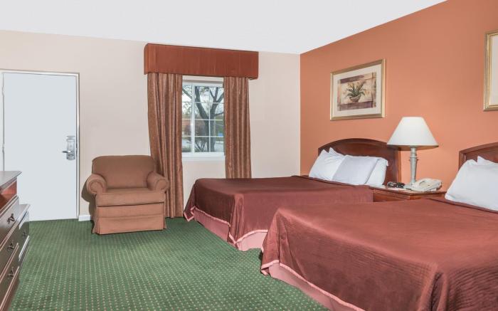 Howard Johnson by Wyndham Lenox