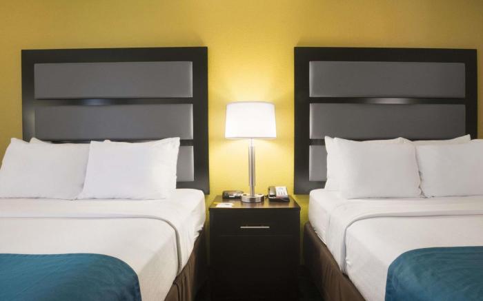 Days Inn & Suites by Wyndham Commerce