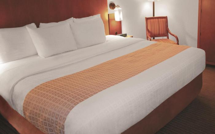 CLT Airport Inn & Suites