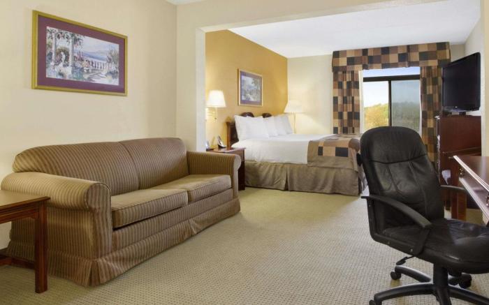 La Quinta Inn & Suites by Wyndham Raleigh Downtown North